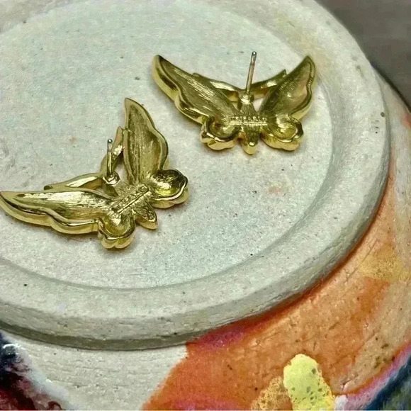 Vintage Trifari Gold Tone Beige Enamel Butterfly Stud Earrings - Picture 4 of 4